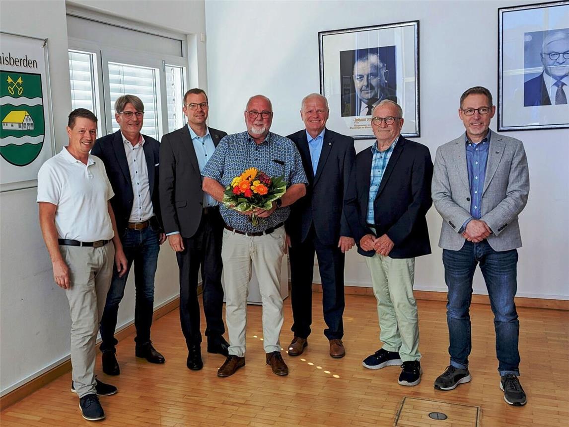 Bürgermeister sowie Vertreter von Rat und Verwaltung bedankten sich bei Dieter Henseler. Foto: Gemeinde Bedburg-Hau
