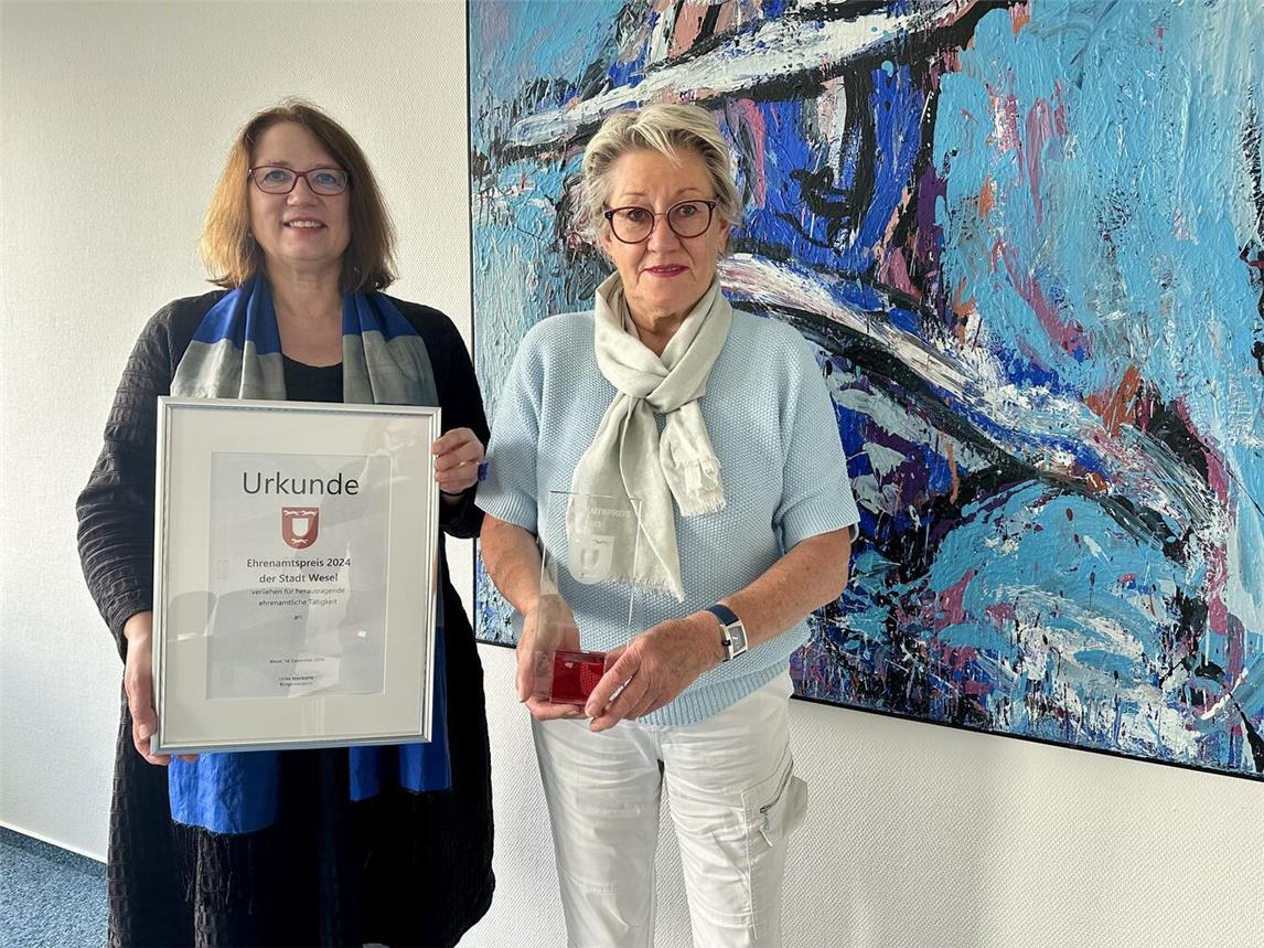 Bürgermeisterin Ulrike Westkamp (l.) und Annemarie Gerlach (r.), Vorsitzende des Seniorenbeirates, mit der Urkunde und dem Preis, den die Preisträger erhalten. NN-Foto: SP