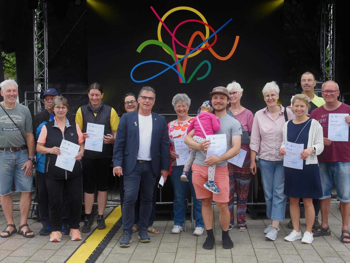 Die Besten in ihrer Kategorie zeichnete Bürgermeister Dietmar Heyde beim Sommerfest aus.Foto: Stadt Rheinberg