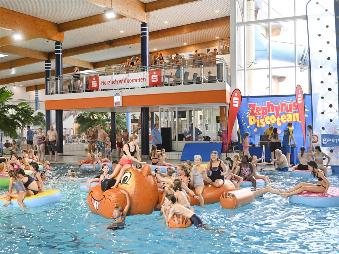 Die coole Poolparty in der Wasserlandschaft darf nicht fehlen.Foto: Stadtwerke Goch Bäder GmbH/Thomas Momsen