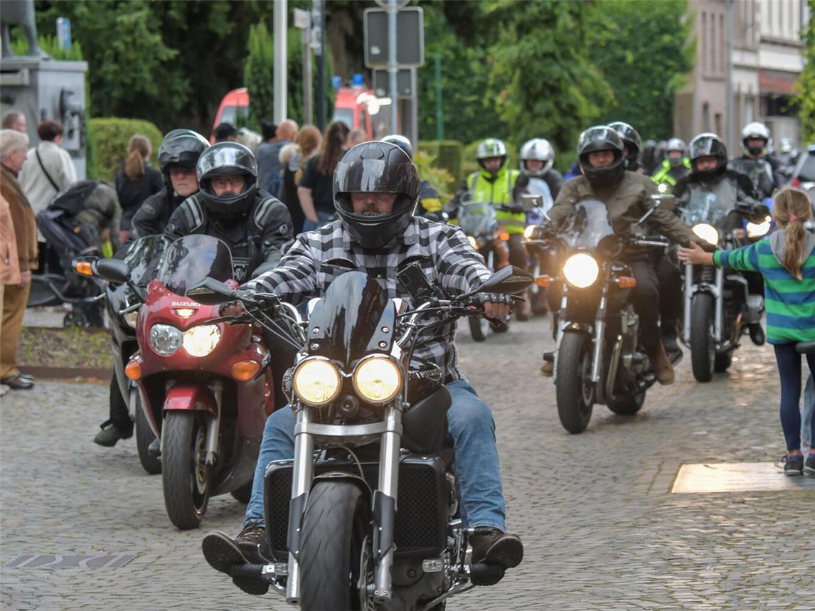 Die Motorradfahrer-Wallfahrt in Kevelaer feiert in diesem Jahr ihr 40jähriges Jubiläum. Die Lichterfahrt zum Kapellenplatz ist der Höhepunkt dieser Veranstaltung. NN-Foto: Gerhard Seybert
