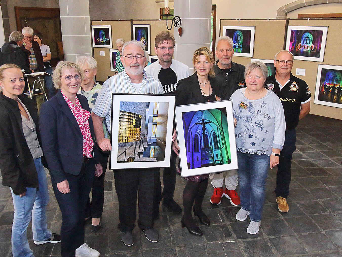 Die Vorsitzende Elisabeth Hegmann-Bossmann (2.v.l.) mit weiteren Mitgliedern des Fördervereins und Fotokünstlern des Fotoclubs Lichtstark. NN-Foto: Theo Leie