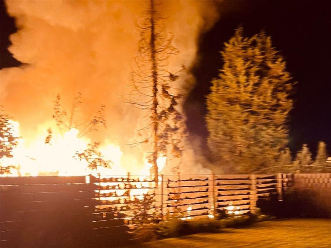 Ein etwa fünf mal fünf Meter großes Holzhaus brannte in der vergangenen Nacht in voller Ausdehnung.Foto: Feuerwehr Gemeinde Rheurdt