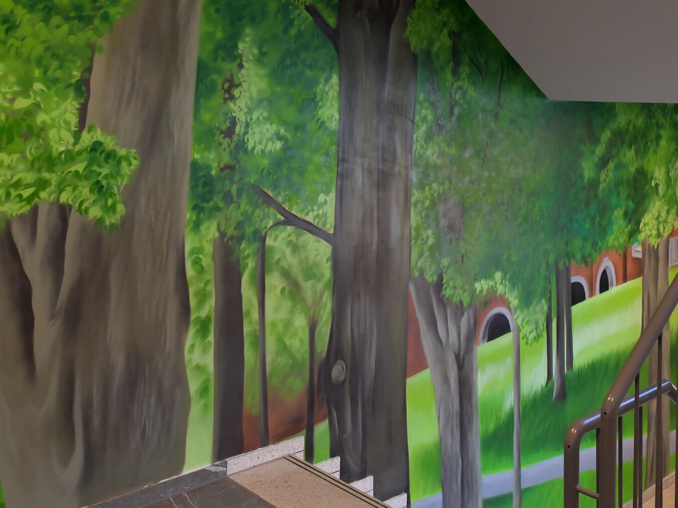 Ein Wald „wächst“ im Treppenhaus.