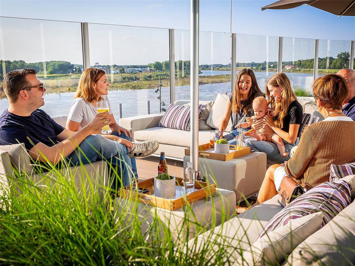 Einen perfekten Sommertag können die Besucher von Venlo am Maasufer genießen.