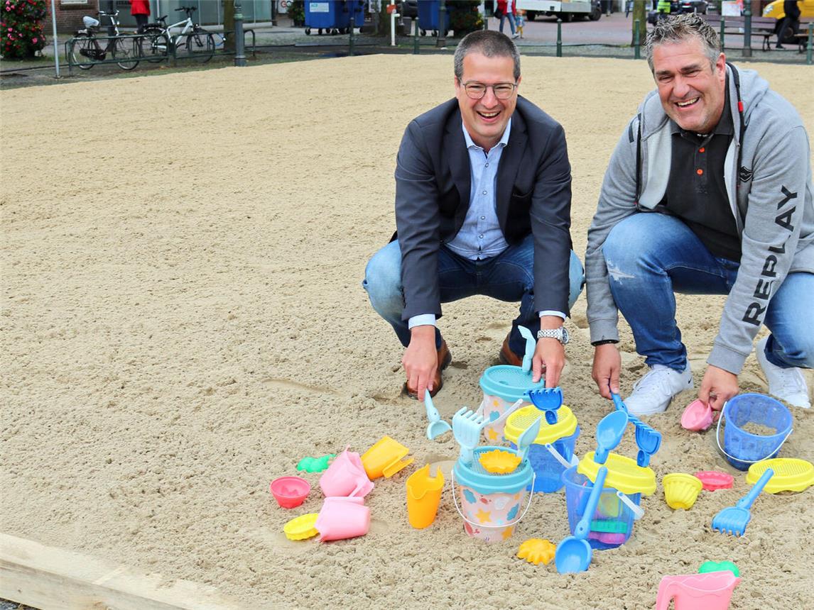 „Es kann losgehen“: Björn Mende (l., document1) und Stephan Siebers (r., Eisantzleiter Kommunalbetrieb) haben die Sandfläche auf dem Gocher Marktplatz schon einmal in Augenschein genommen. NN-Foto: CDS