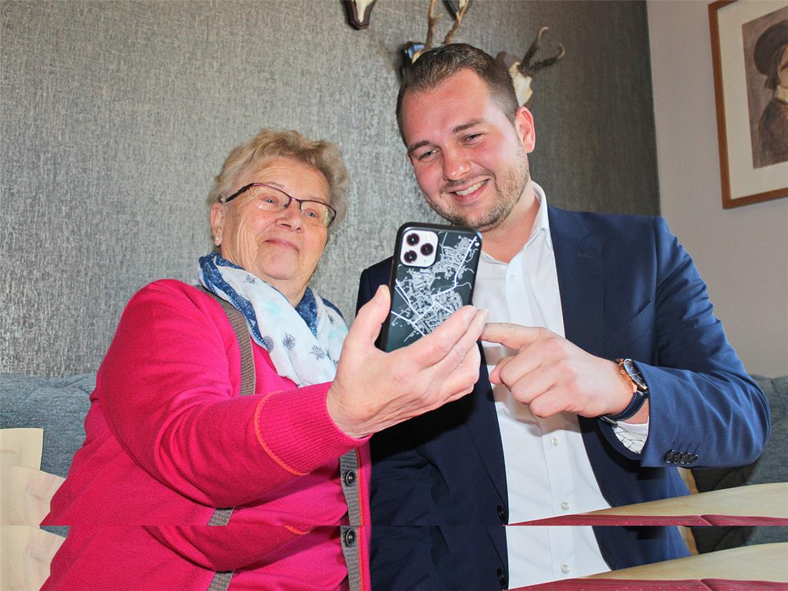 Ganz individuell: Messdiener Felix Schöttler zeigt Trude Blömer ein paar Kniffe am Smartphone. NN-Foto: Thomas Langer