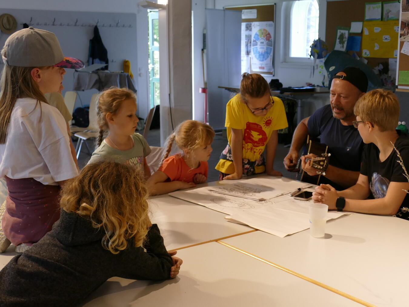 Gemeinsam mit Marco Launert schreiben die Kinder eigene Lieder über bestimmte Themen des Projekts..