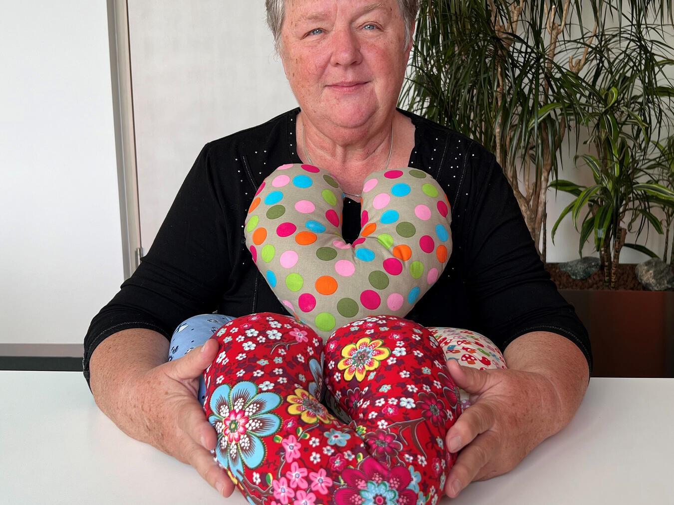 Gudrun Gablik ruft zur Unterstützung der Herzkissen-Nähaktion am 25. Mai in Geldern auf.NN-Foto: Andrea Kempkens