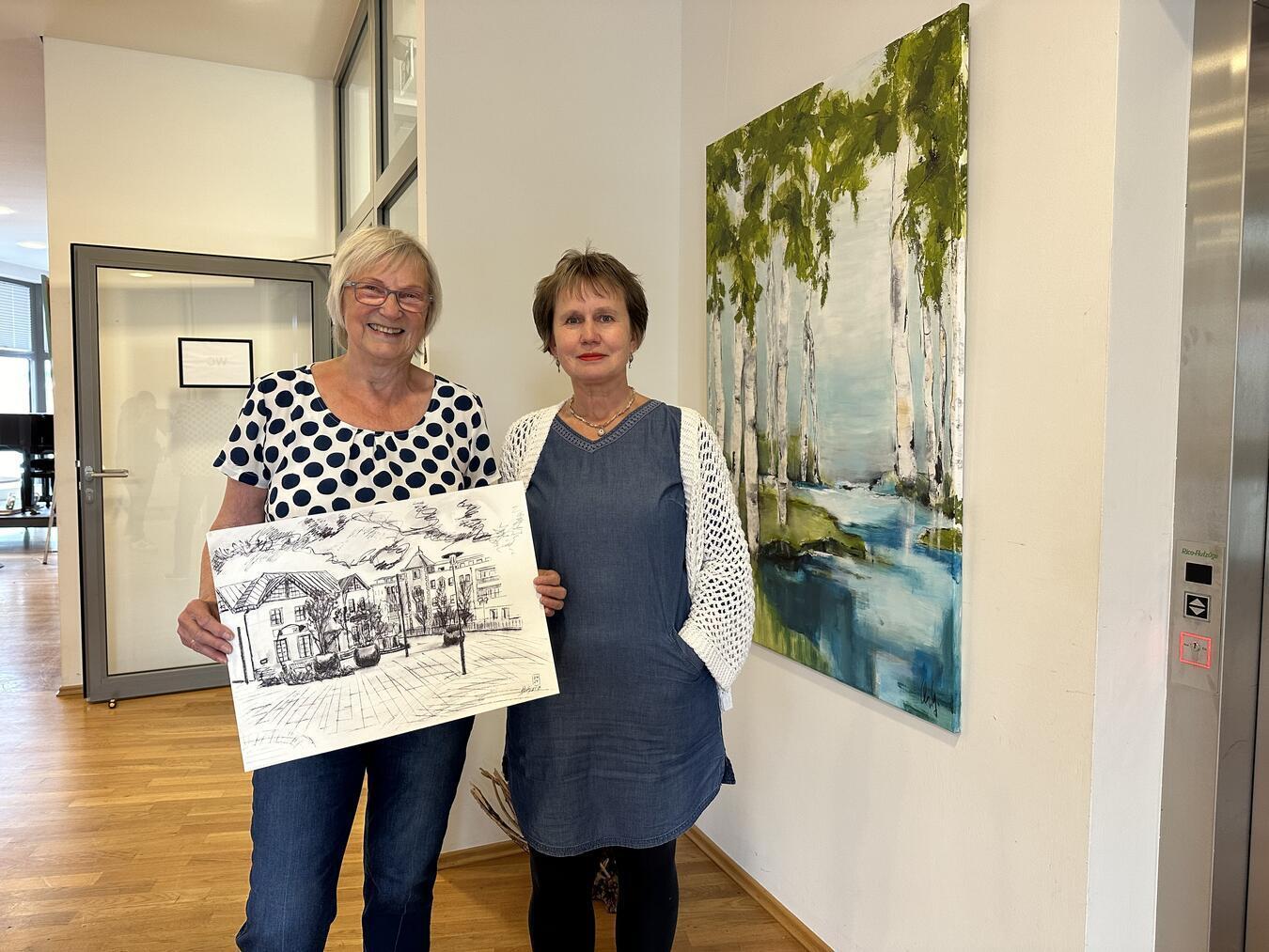 Heike Scharz (l.) und Christel Goergen mit zwei Werken der Ausstellung. NN-Foto: SP