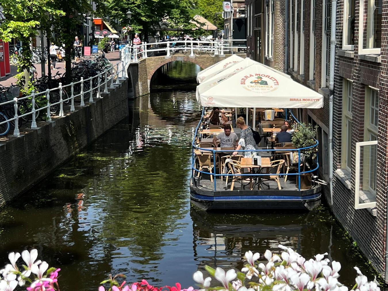 Malerische Grachten, prächtige Herrenhäuser und eine entspannte Atmosphäre zeichnen Delft aus.NN-Fotos: Andrea Kempkens