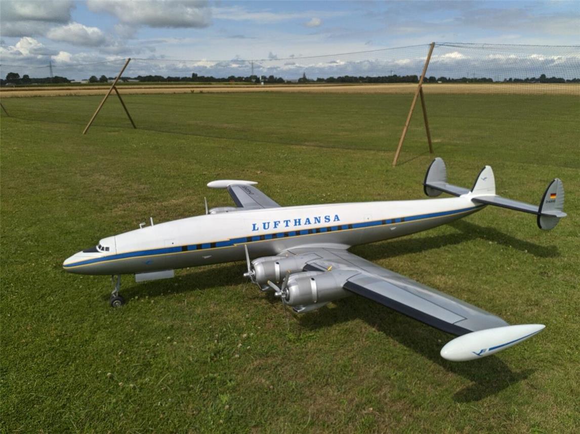 Modellflugzeuge aller Kategorien werden beim Flugtag präsentiert. Das Foto zeigt eine Super-Constellation mit circa vier Meter Spannweite, elektrisch angetrieben. Foto: privat