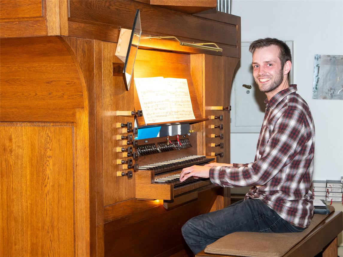 Sebastian Hedderich an der Orgel.Foto: Bischöfliche Pressestelle/Ann-Christin Ladermann
