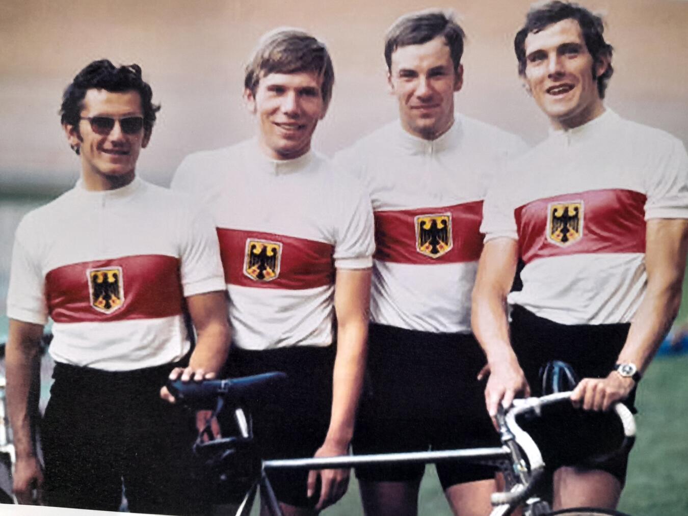 Udo Hempel (r.) und seine Team-Kameraden gewannen 1972 Gold in der Mannschaftsverfolgung. Als immer noch begeisterter Radfahrer bietet Hempel seit vielen Jahren Fahrsicherheitstrainings an. Foto: privat
