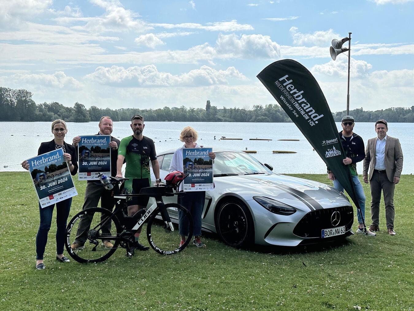 Versanstalter, Sponsoren und Kalkars Bürgermeisterin Britta Schulz freuen sich auf die nächste Ausgabe des Niederrhein Triathlons. NN-Foto: SP