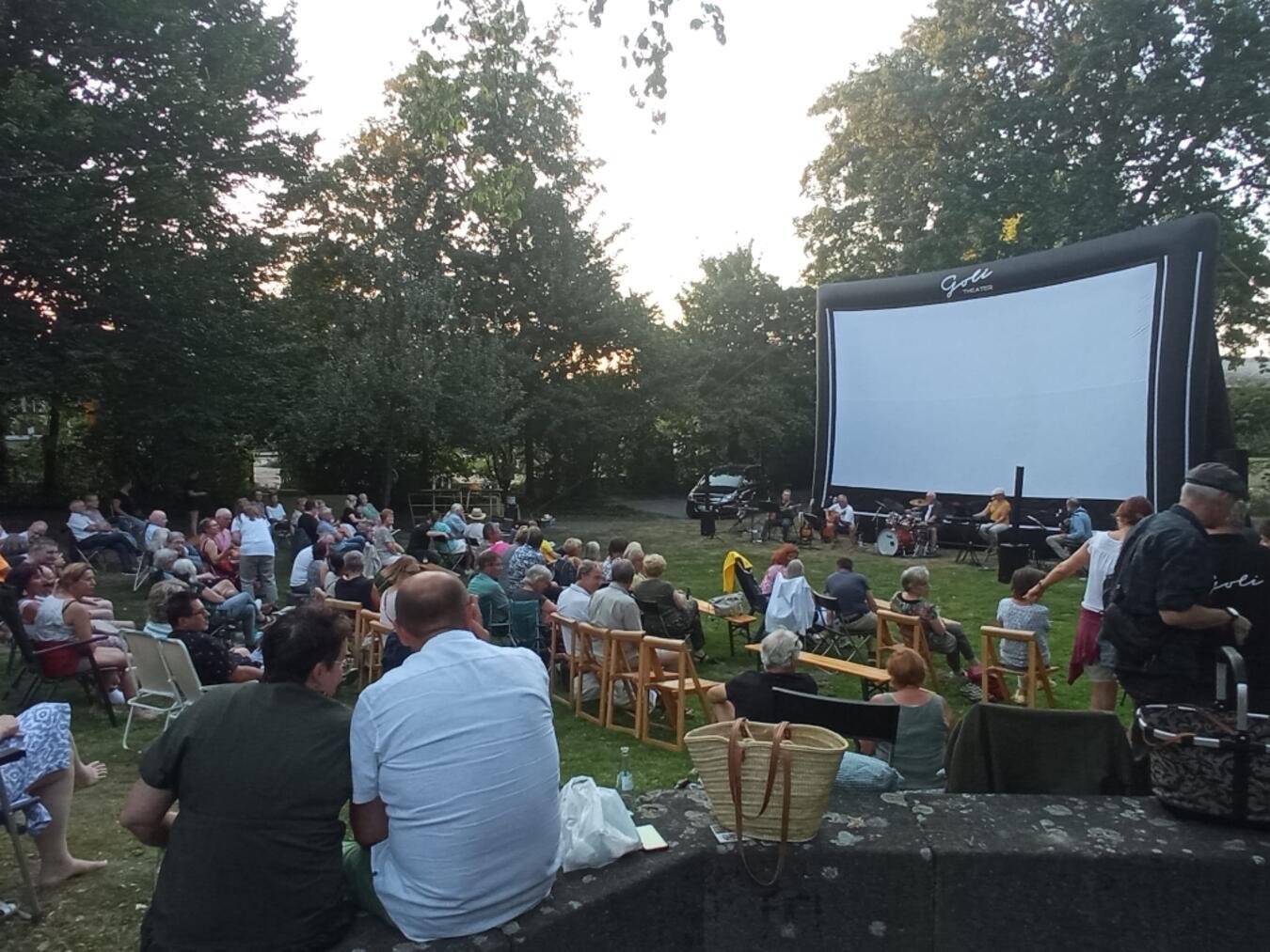 Vier Sommerabende mit ansprechenden Filmen können Gäste beim Goli Sommer Open Air-Kino 2024 erleben. 